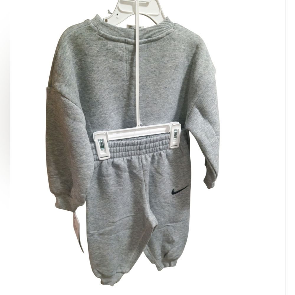 Nike Essential Fleece Crewneck and Joggers 2-Piece Set in grey - Picture 2 of 3